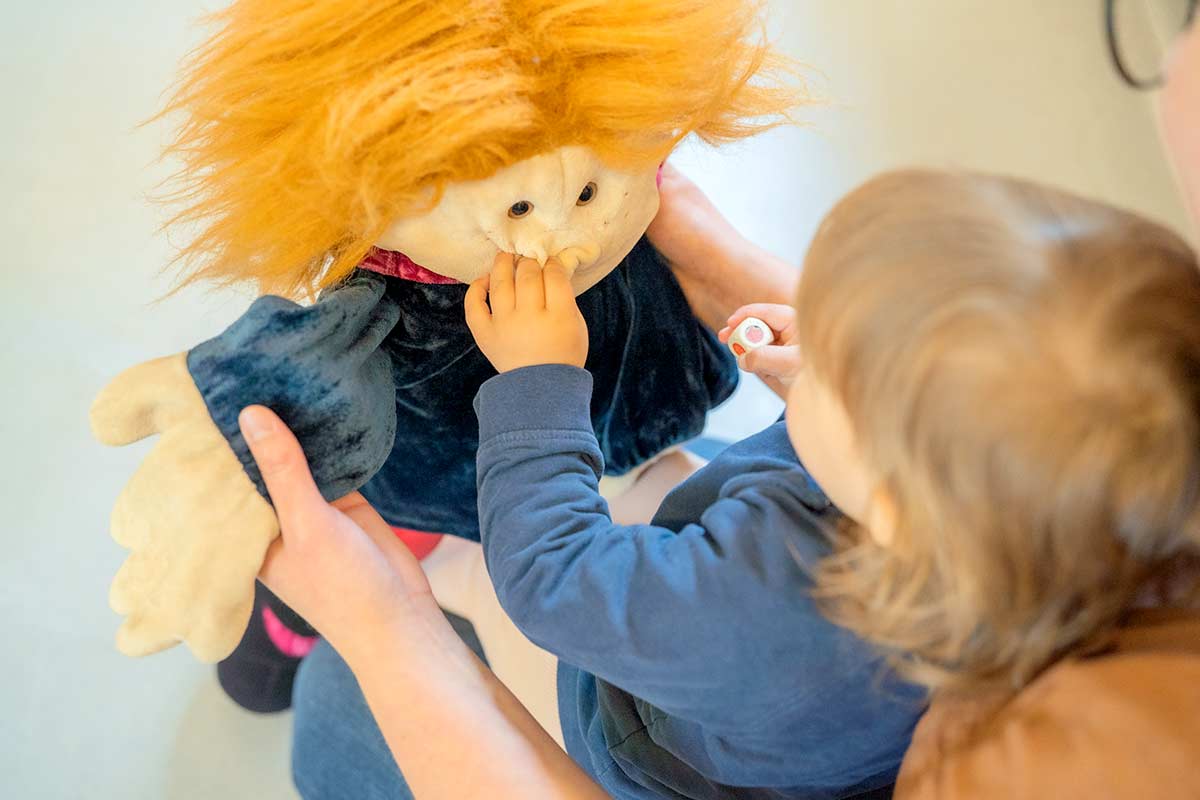Kind mit Handpuppe.
